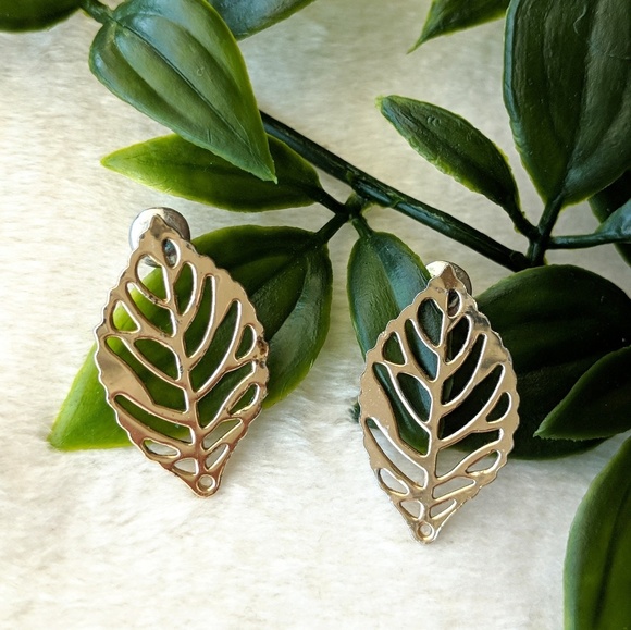 Dainty Gold Leaf Earrings - Picture 1 of 6